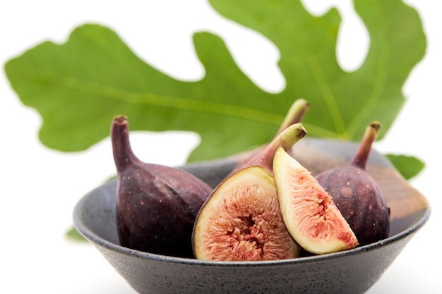 Figues dans un bol avec feuille de vigne