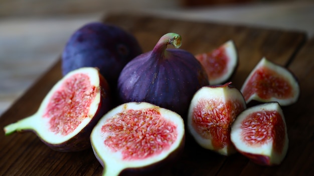 Figues entières et en coupe