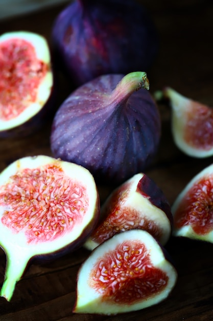 Figues entières et en coupe