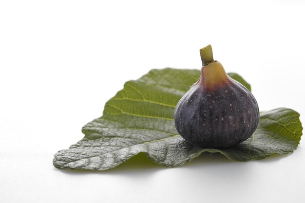 Figues avec des feuilles sur blanc