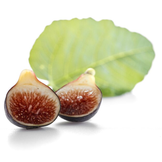 Figues avec des feuilles sur blanc