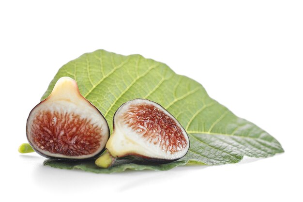 Figues avec des feuilles sur blanc