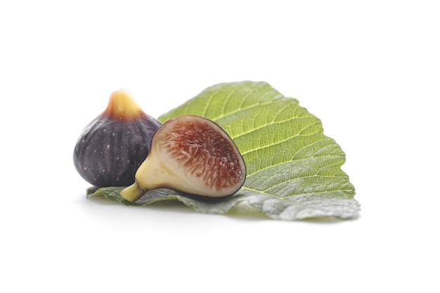 Figues avec des feuilles sur blanc