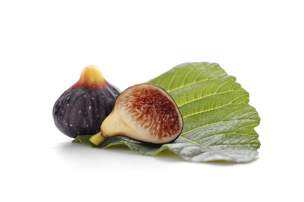 Figues avec des feuilles sur blanc