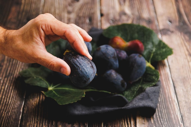 Figues en feuilles de figuier sur la vue de dessus de table en bois