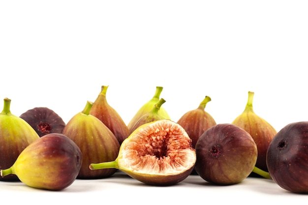 Figues et figues coupées sur fond blanc