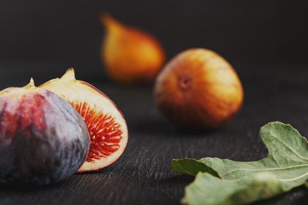 Figues sur fond sombre