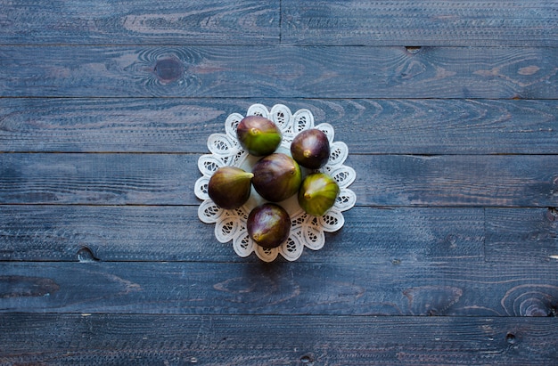 Figues fraîches aux pêches, abricots, bleuets, fraises, sur un fond en bois.