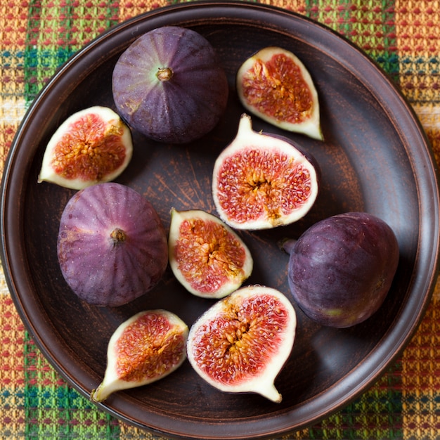 figues fraîches dans une assiette