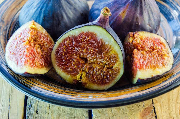 Figues fraîches dans un bol sur une table en bois