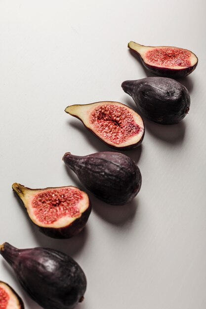 Figues fraîches entières et coupées en tranches