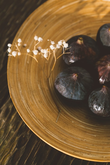 figues fraîches sur un fond en bois