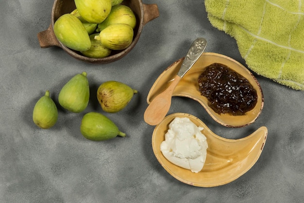 Figues fraîches avec des ingrédients sur la table