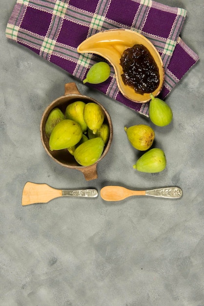 Figues fraîches avec des ingrédients sur la table