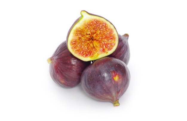 Figues fraîches isolés sur blanc