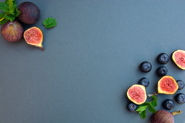 Figues fraîches à la menthe et aux bleuets.