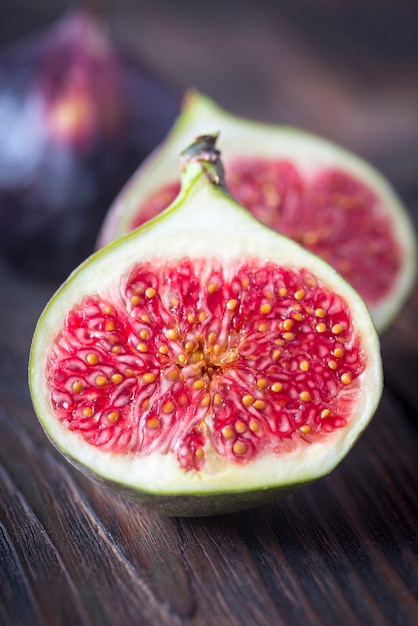 Figues fraîches sur la table en bois