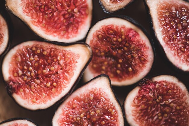 Figues fraîches tranchées sur table agrandi. Vue de dessus. Mise au point sélective.