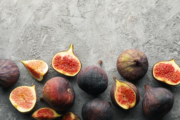 Figues fraîches et tranches sur gris, vue du dessus