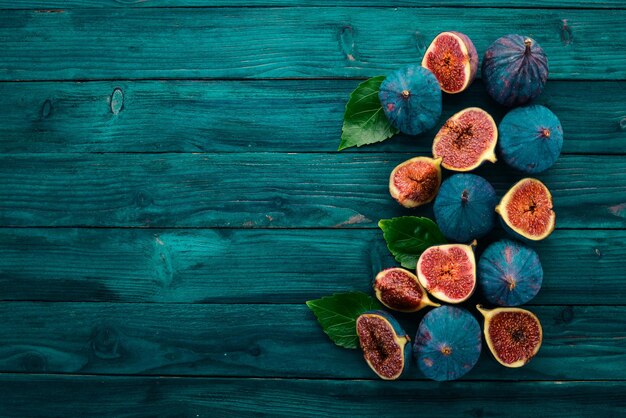 Figues de fruits frais sur une table en bois bleue Espace libre pour le texte Vue de dessus