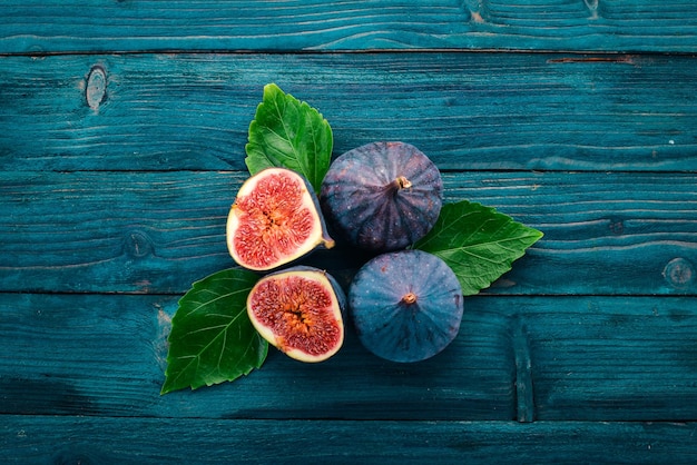 Figues de fruits frais sur une table en bois bleue Espace libre pour le texte Vue de dessus