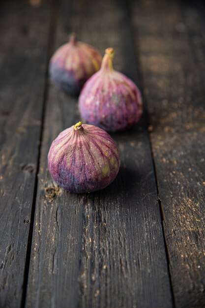 figues fruits mûrs frais portion fraîche prête à manger collation repas sur la table copie espace fond de nourriture