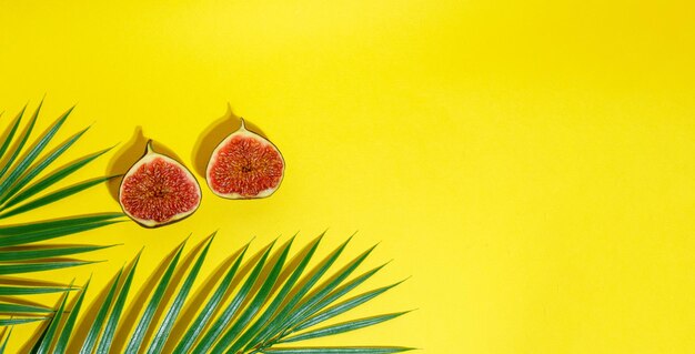 Figues de fruits mûrs juteux sur fond jaune Alimentation diététique Concept d'été lumineux Espace de copie