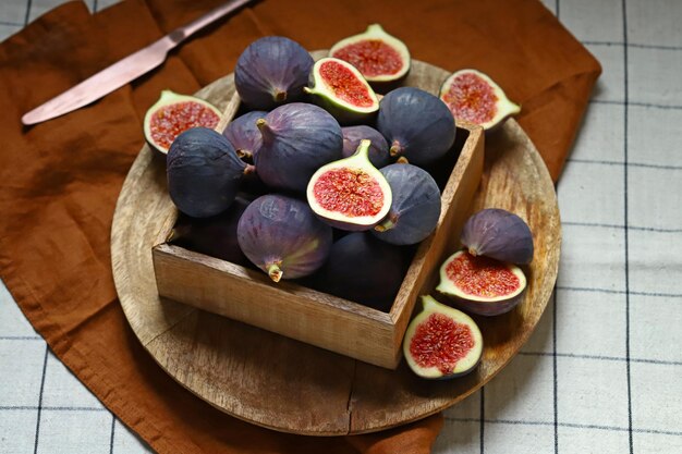 Figues juteuses fraîches dans une boîte en bois