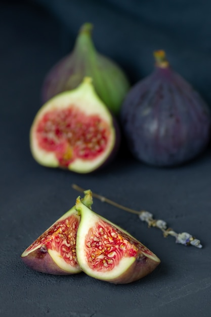 Figues juteuses sur une sombre