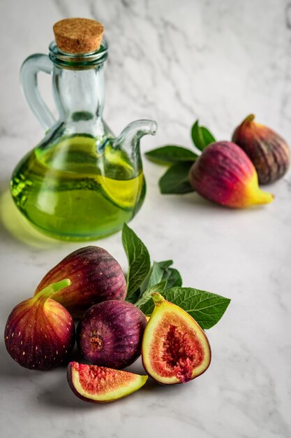 Figues moitié et entières sur ciment gris ou pierre