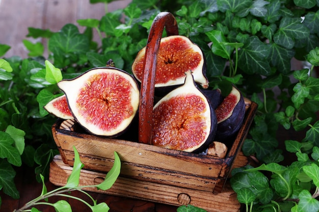 Figues mûres dans le panier sur la table en bois libre