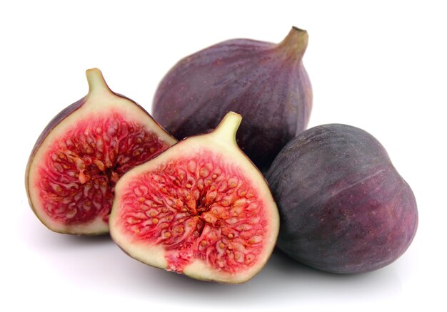 Figues mûres sur fond blanc