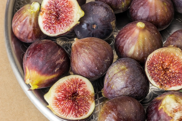 Figues mûres fraîches sur un plateau d&#39;argent.