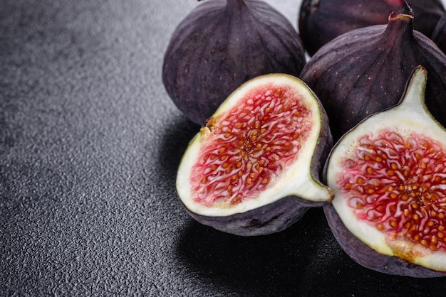 Figues mûres fraîches sur table sombre. Fruit de figue méditerranéenne en bonne santé. Figues fraîches sur fond noir