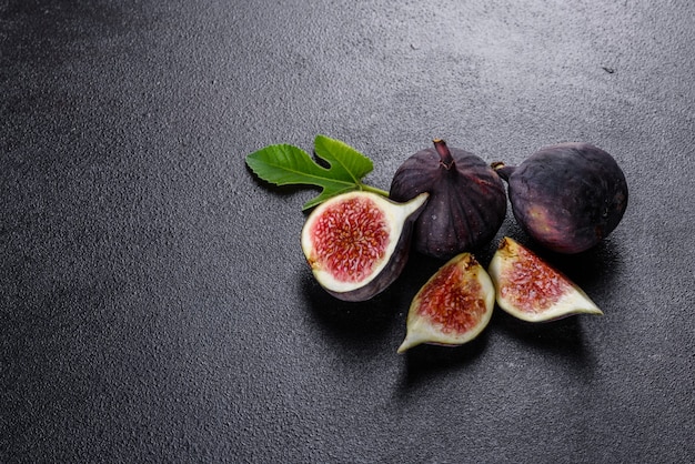 Figues mûres fraîches sur table sombre