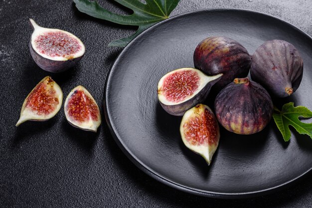 Figues mûres fraîches sur table sombre