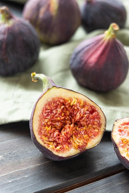 Figues mûres sucrées sur fond sombre