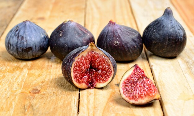 Figues placées sur une table en bois