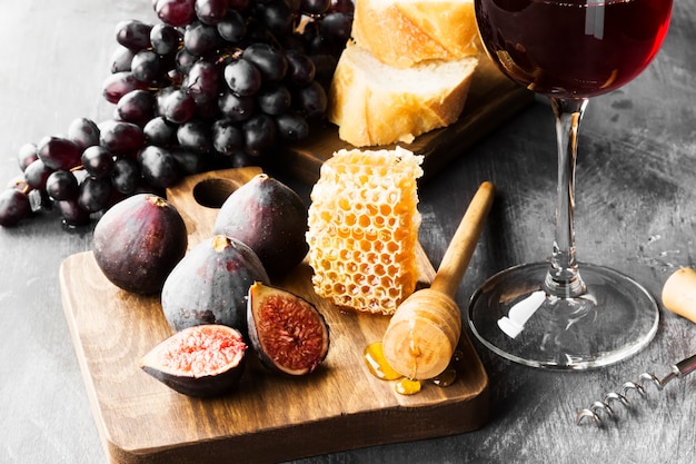 Figues, raisins, pain, miel et vin rouge