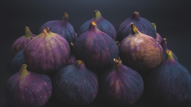 Figues savoureuses sur fond noir Vue de dessus