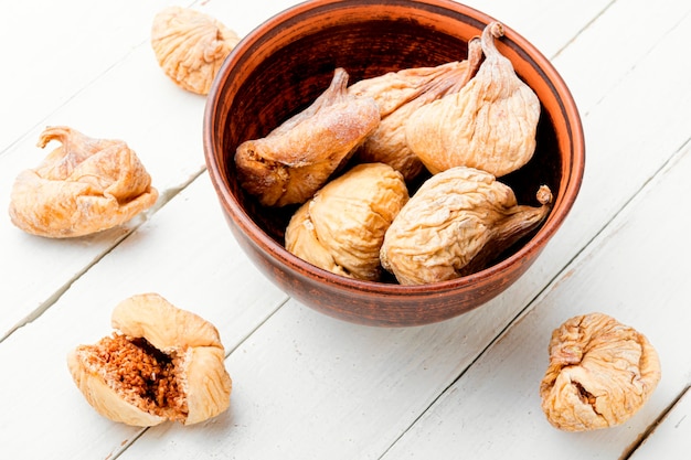 Figues séchées sur fond blanc