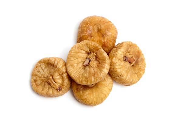 Figues séchées isolées sur fond blanc Groupe de fruits sucrés au soleil vue de haut