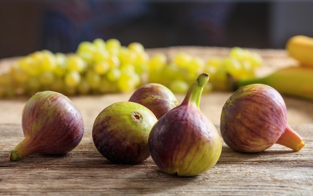 Figues sur une surface en bois