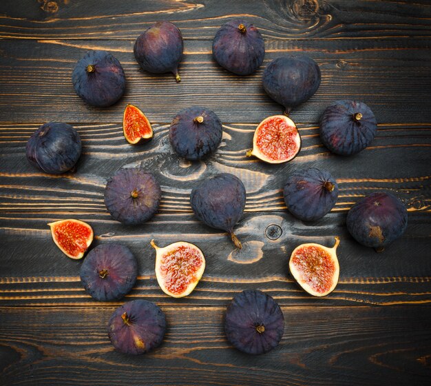 Figues sur table en bois