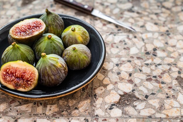 Figues vertes bio sucrées sur une assiette Vue de dessus Fond gris Espace de copie