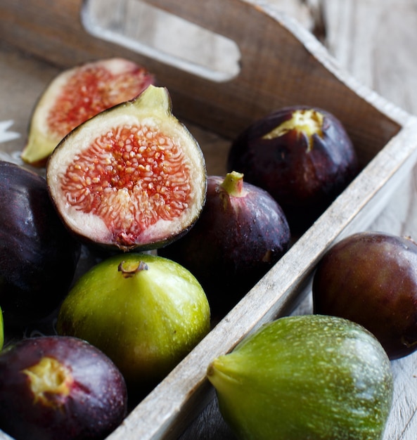 Photo figues vertes et violettes sur une table en bois