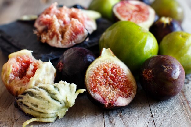 Figues vertes et violettes sur table rustique en bois