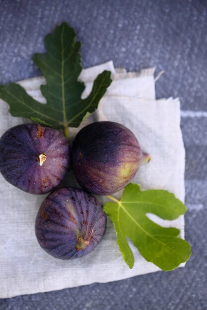 Figues violettes sur un comptoir en pierre grise