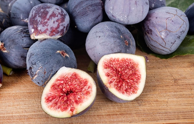 figues violettes devant fond blanc