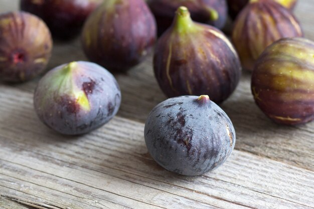 Figues violettes fraîches sur une table en bois se bouchent